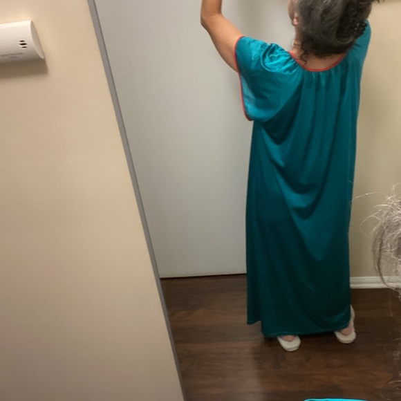 Vanity Fair long night gown - Picture 4 of 7